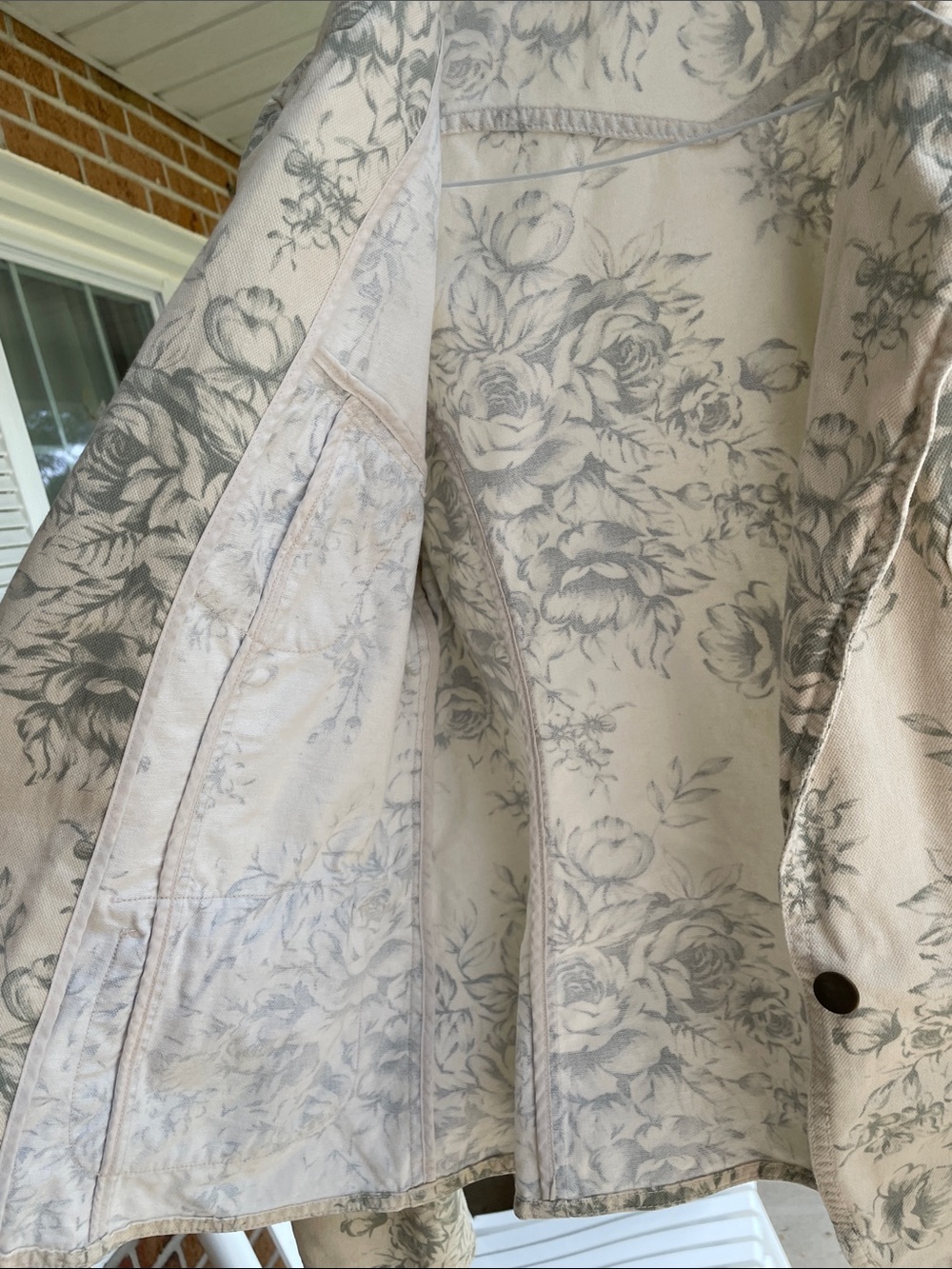 Adorable light Glory Cream Floral Jacket. Great with jeans or dress - Picture 12 of 13